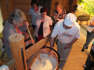 Danach besuchen wir in der Käserei "Natürli" den Workshop, Selber Käsen.